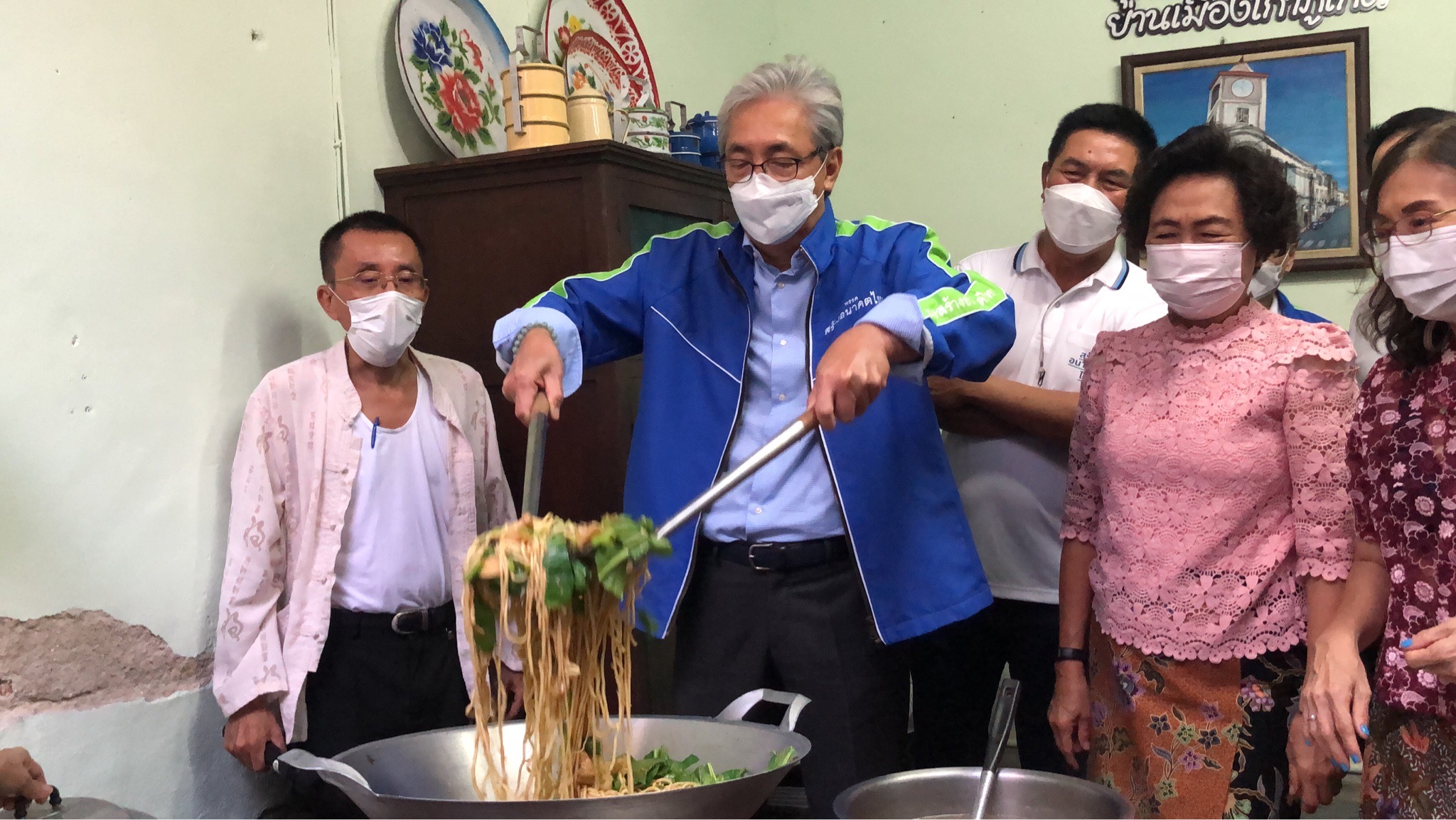 สมคิด โชว์ผัดหมี่ฮกเกี้ยน เยี่ยมตลาดย่านเมืองเก่า