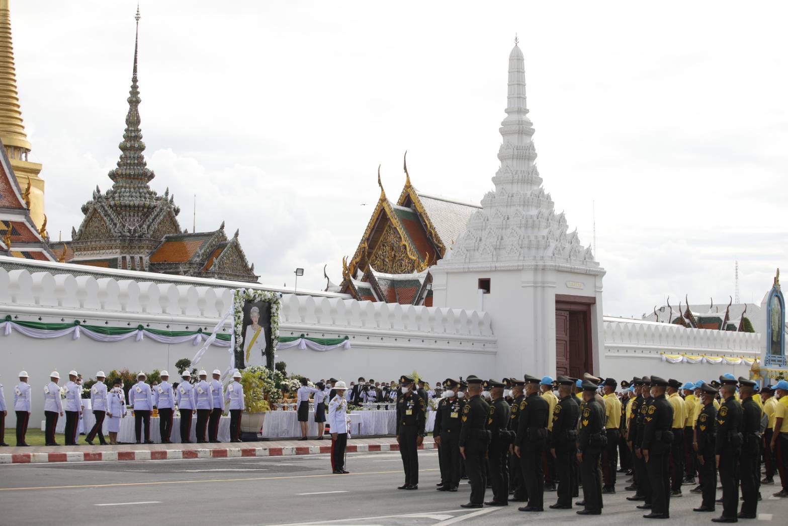 ในหลวง โปรดเกล้าฯ เชิญแจกันดอกไม้ ถวายความอาลัยควีนเอลิซาเบธที่ 2