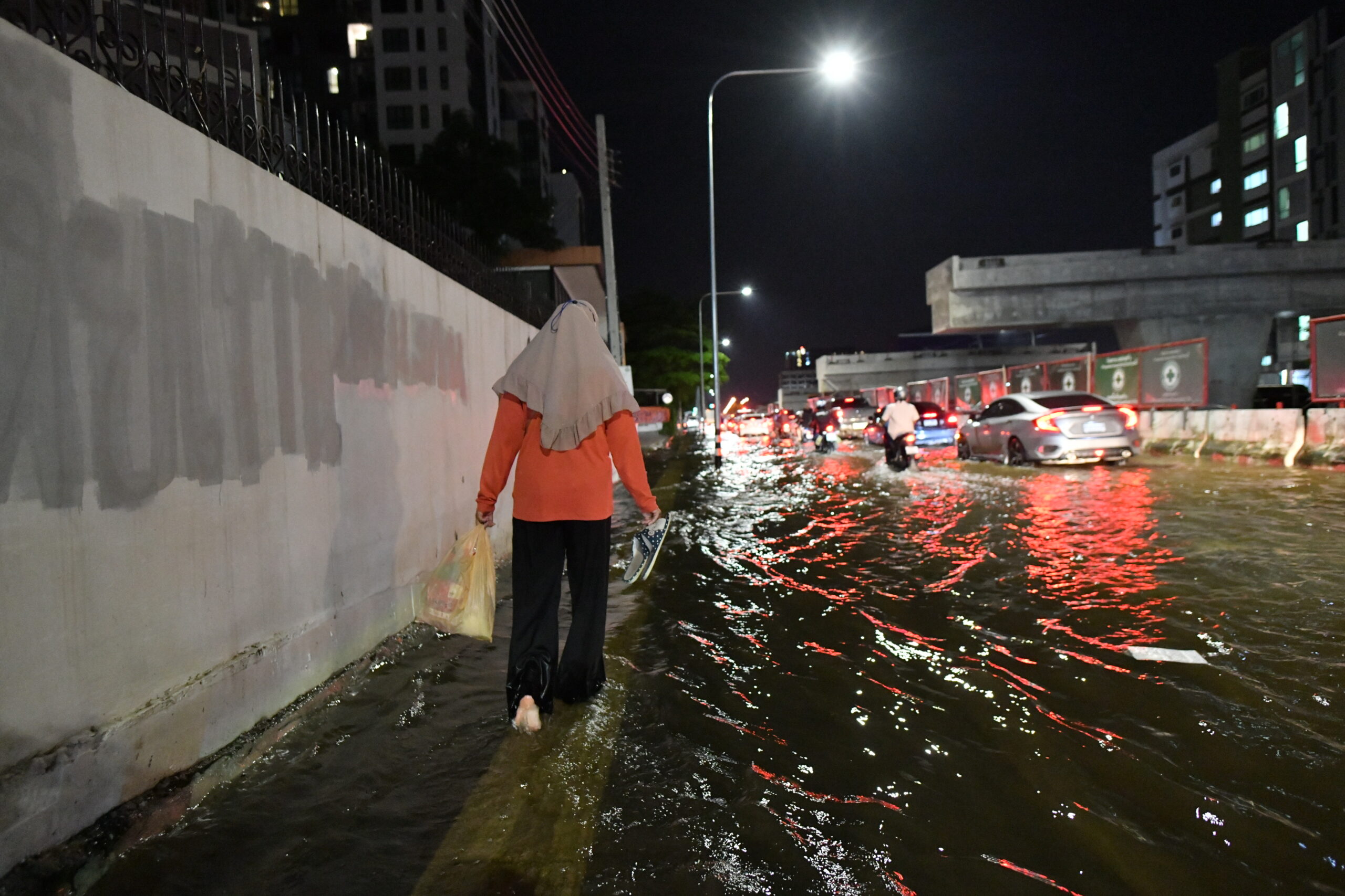 กทม. เตือนฝนตกวันนี้ 5 โมงเย็น ถึง 2 ทุ่ม เปิดชื่อ 7 เขต