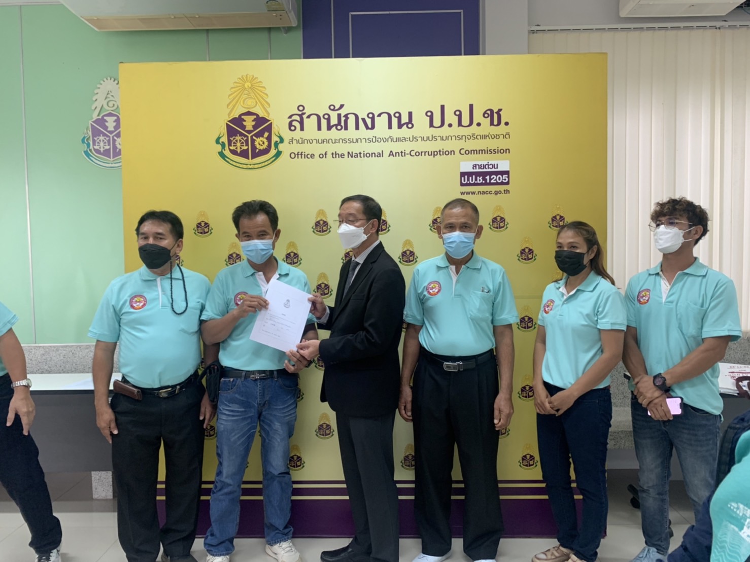 เกษตรกรยกขบวน ยื่น ป.ป.ช. ตรวจสอบเจ้าหน้าที่รัฐ ปล่อยหมูเถื่อนเกลื่อนเมือง