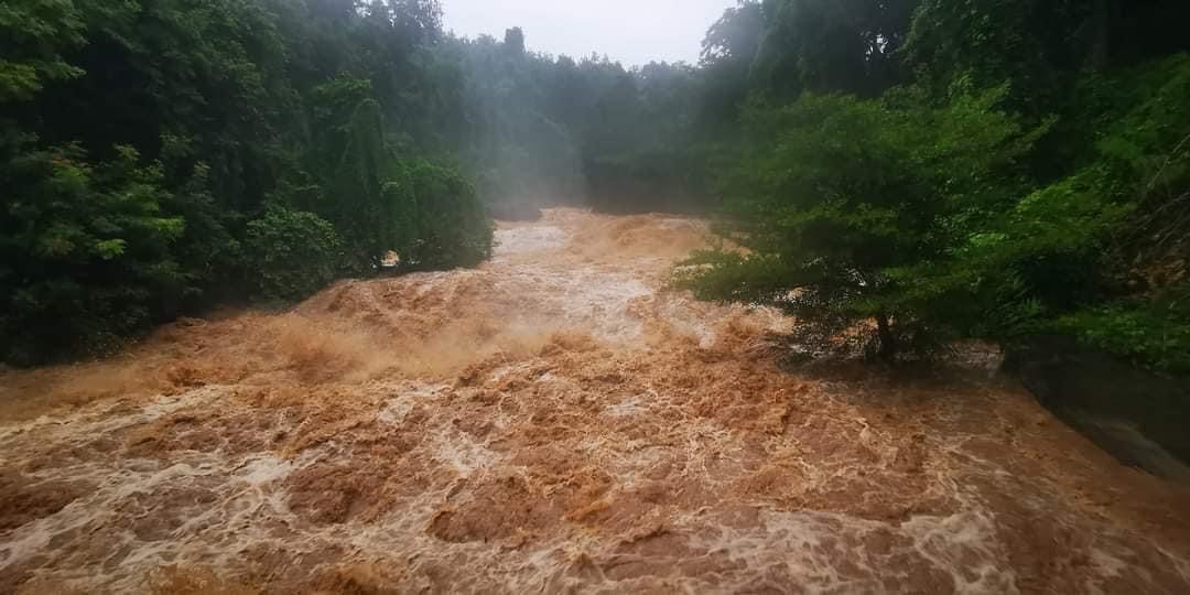มวลน้ำใหญ่ ดอยอินทนนท์ เชียงใหม่ ทะลักท่วมหลายหมู่บ้าน อ.จอมทอง