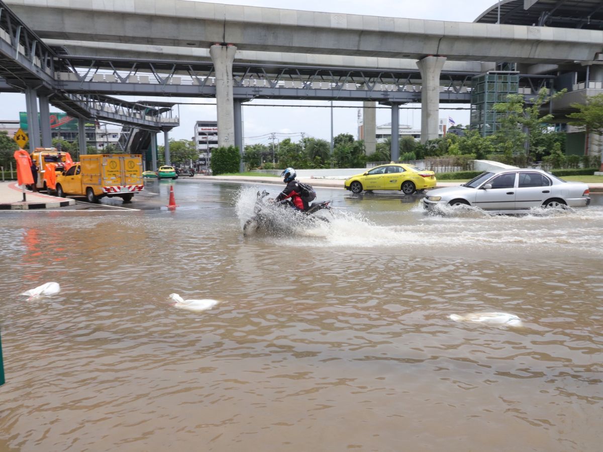 กรมอุตุฯเตือนภัยฉบับ 10 ฝนตกหนักมาก คลื่นสูง 3 เมตร ถึงพรุ่งนี้