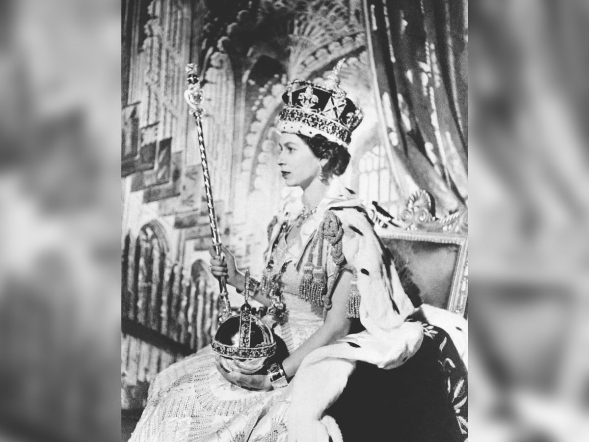 พระปฐมบรมราชโองการ ควีนเอลิซาเบธที่ 2 ในพิธีบรมราชาภิเษก