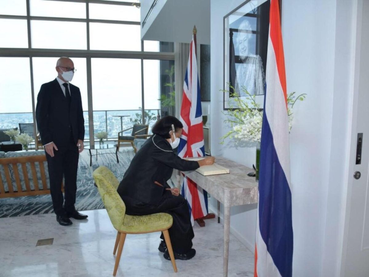 กรมสมเด็จพระเทพฯ ทรงลงพระนามาภิไธยถวายอาลัย ควีนเอลิซาเบธที่ 2