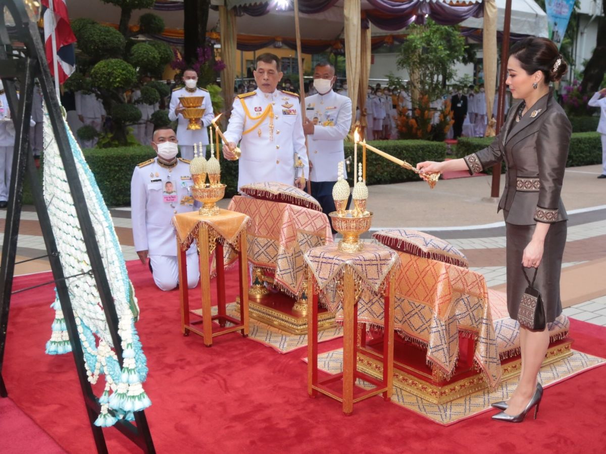 ในหลวง พระราชินี ทรงวางพวงมาลา เนื่องในวันมหิดล 2565