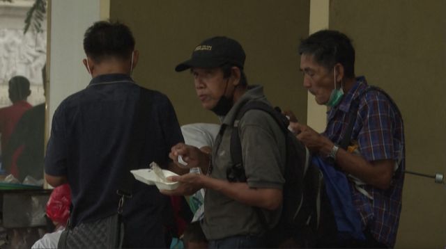 อาหารกล่องแจกฟรี เป็นเส้นด้ายสุดท้ายของพวกเขา ?