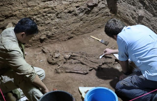 ทีมนักโบราณคดีชาวอินโดนีเซียและออสเตรเลีย ขณะทำการขุดค้นในถ้ำบนเกาะบอร์เนียว