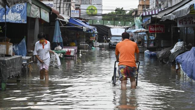 ชาวเขตลาดกระบังยังเผชิญน้ำรอการระบายสูง