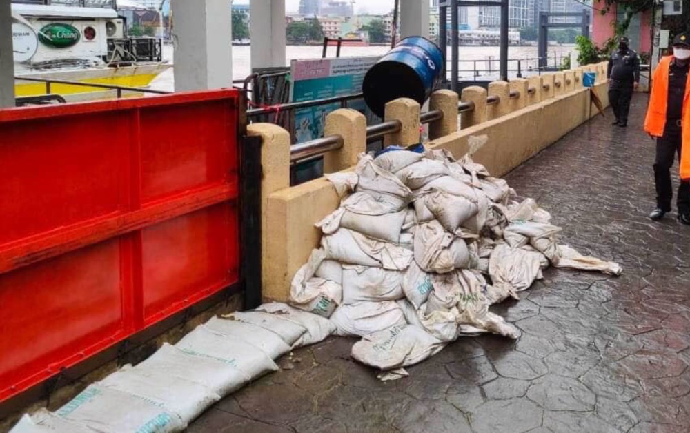 ชัชชาติ สั่งซื้อกระสอบทรายเพิ่ม 2.5 ล้านใบ เตรียมพร้อมรับมือพายุโนรู