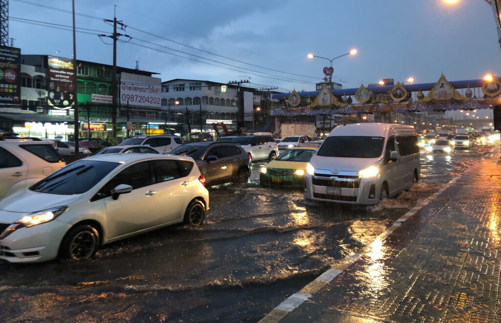 ฝนตก รถติด จราจร