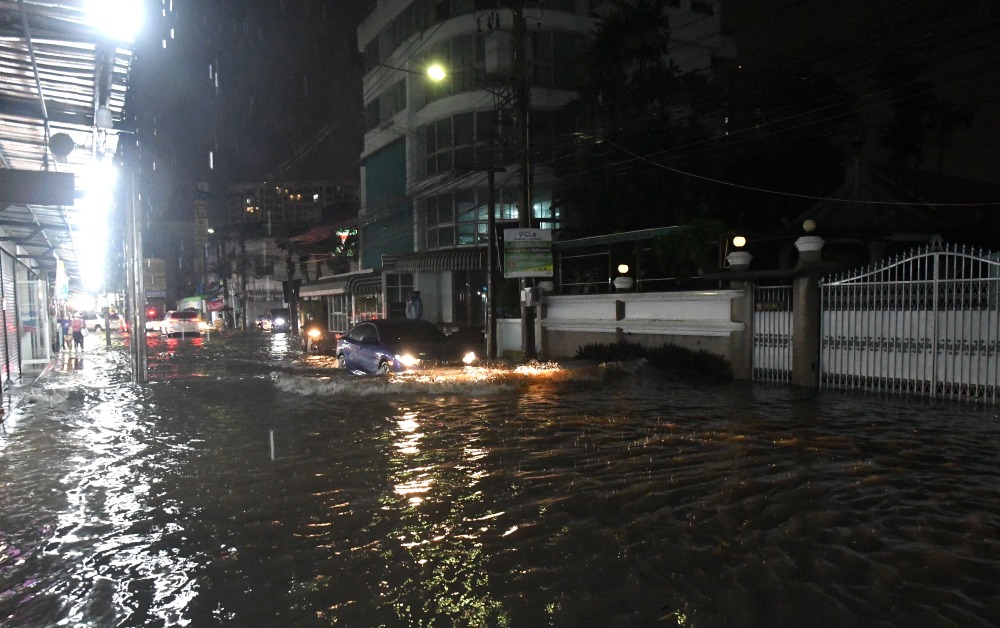 #ฝนร้อยปี ปรากฏการณ์แห่งสายฝน
