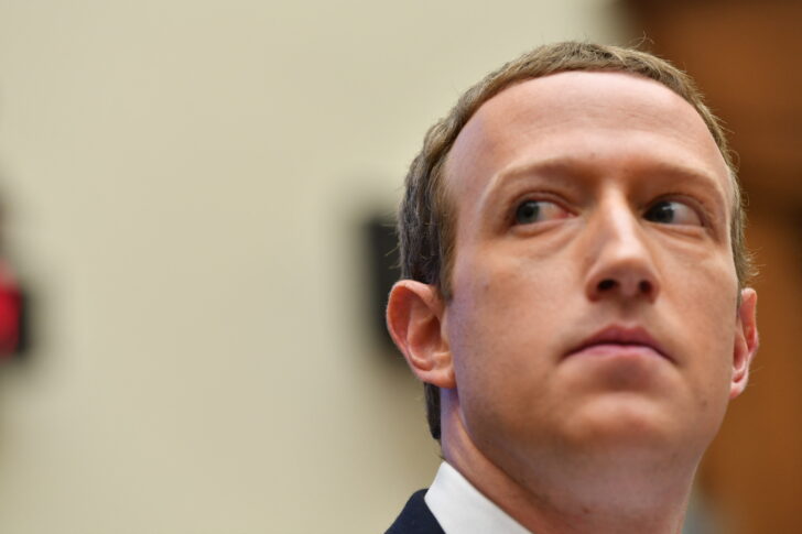 US-POLITICS-FACEBOOK-ZUCKERBERG เฟซบุ๊กรวน คนดังเหลือผู้ติดตาม 9 พัน ไม่เว้น
