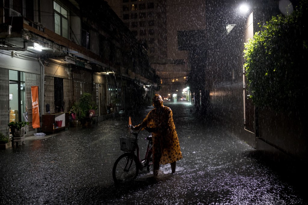 กรมอุตุฯเตือน 24 ชม.ข้างหน้า 15 เขตกทม. เฝ้าระวังฝนตกระดับปานกลาง