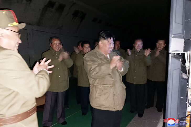 NKOREA-MISSILE คิม จองอึน บัญชาการการทดสอบขีปนาวุธร่อนเหนือทะเลญี่ปุ่น