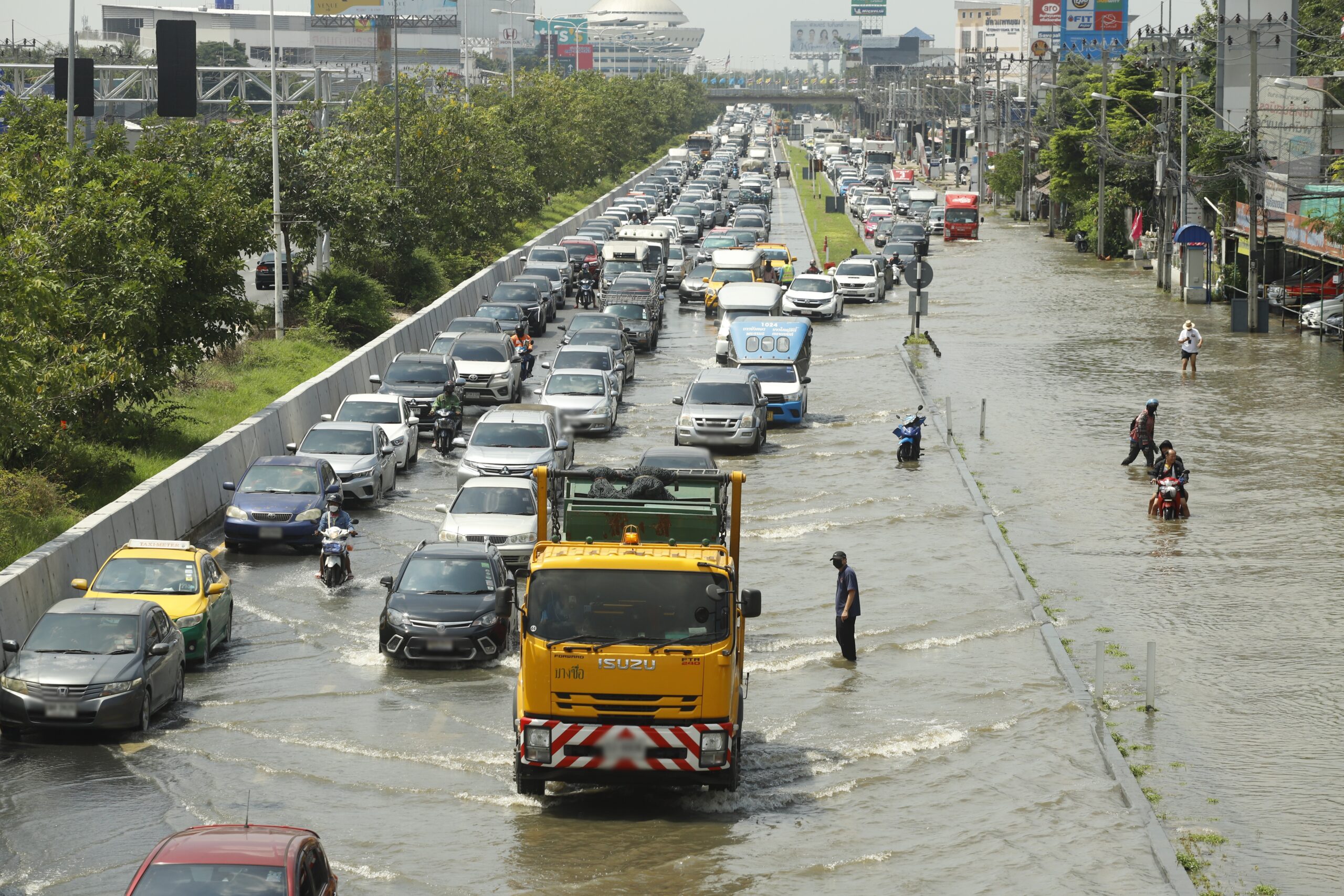 แยกพระราม 5 สาหัส น้ำท่วมทุกช่องจราจร ตำรวจนนทบุรีแจ้งเลี่ยงเส้นทาง