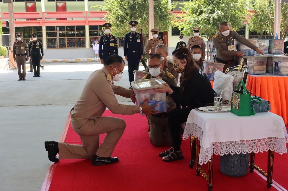 สมเด็จเจ้าฟ้าฯ กรมพระศรีสวางควัฒน วรขัตติยราชนารี พระราชทานสิ่งของยังชีพแก่ราษฎรที่ประสบอุทกภัย