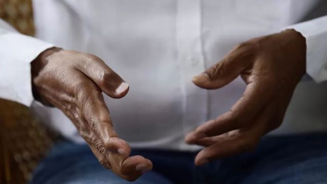 แพทย์ใช้เวลา 16 ชั่วโมง ผ่าตัดซ่อมแซมแขน มือ และนิ้วของเขา