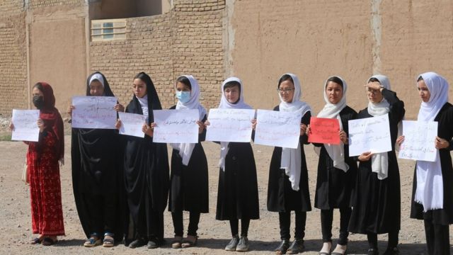 A number of girls in Herat gather to stage a demonstration demanding to continue their education in schools and universities