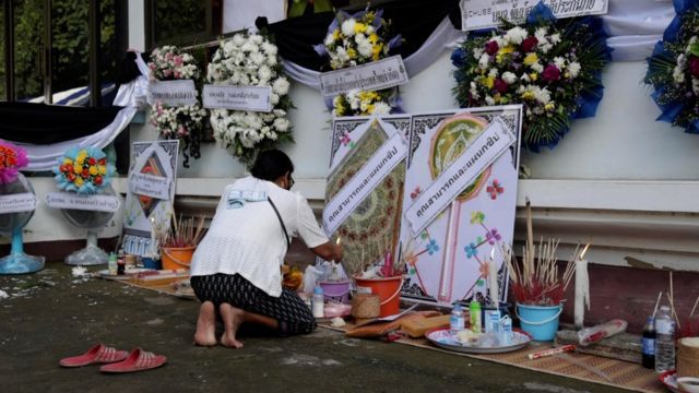 พวงพัน ปัดโคทานัง จุดธูปเคารพศพหลานรัก