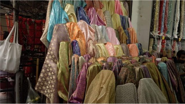 ผ้าม้วน ผ้าเมตร วางจำหน่ายเป็นการทั่วไปในย่านพาหุรัด ซึ่งขึ้นชื่อว่าเป็นตลาดค้าส่งและค้าปลีกที่ใหญ่ที่สุดของกรุงเทพฯ
