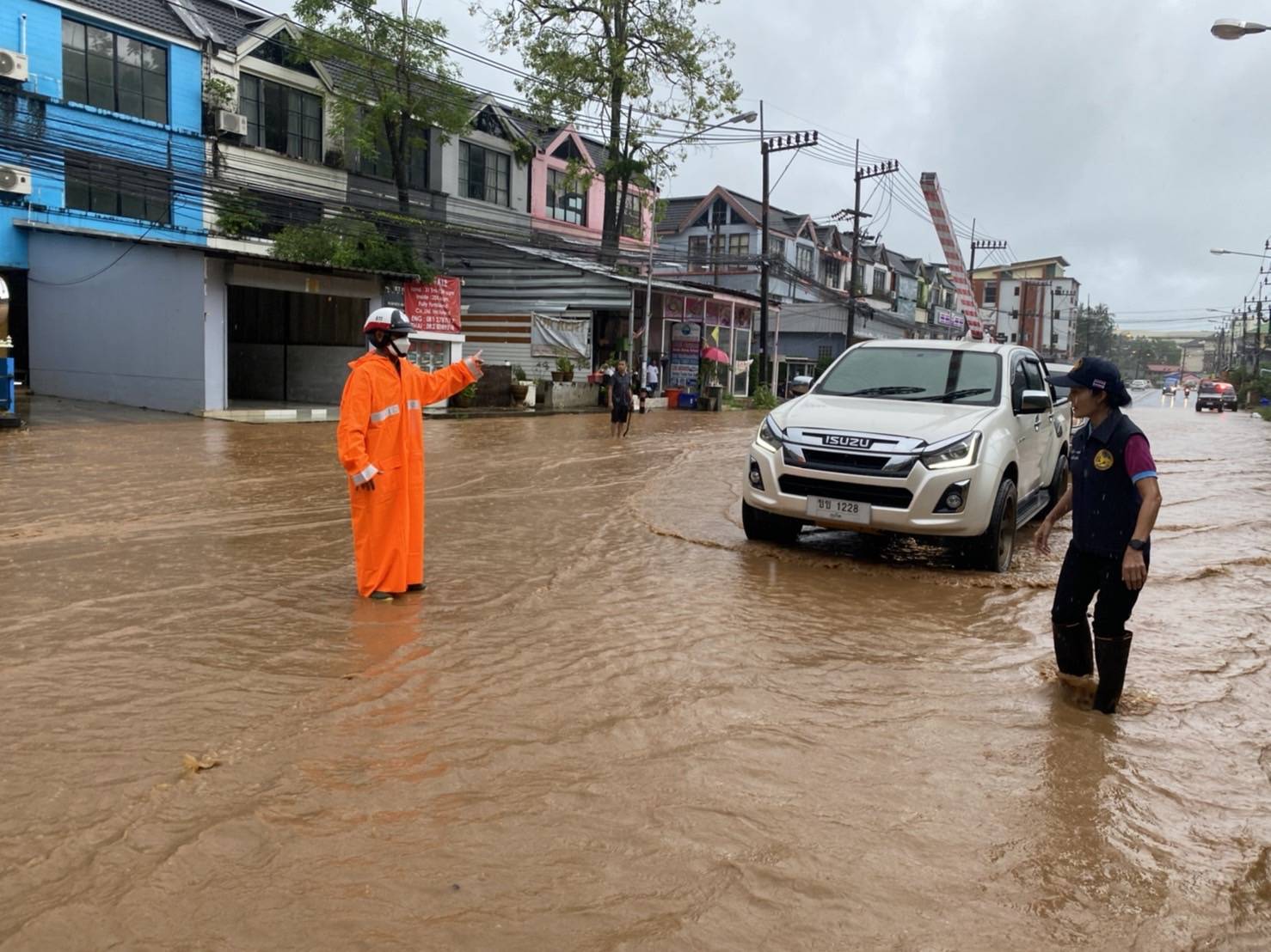 “ภูเก็ต” ฝนตกซ้ำ ทำน้ำท่วมพื้นที่ อ.เมือง-ถลาง-กะทู้ จราจรวิกฤตหนัก