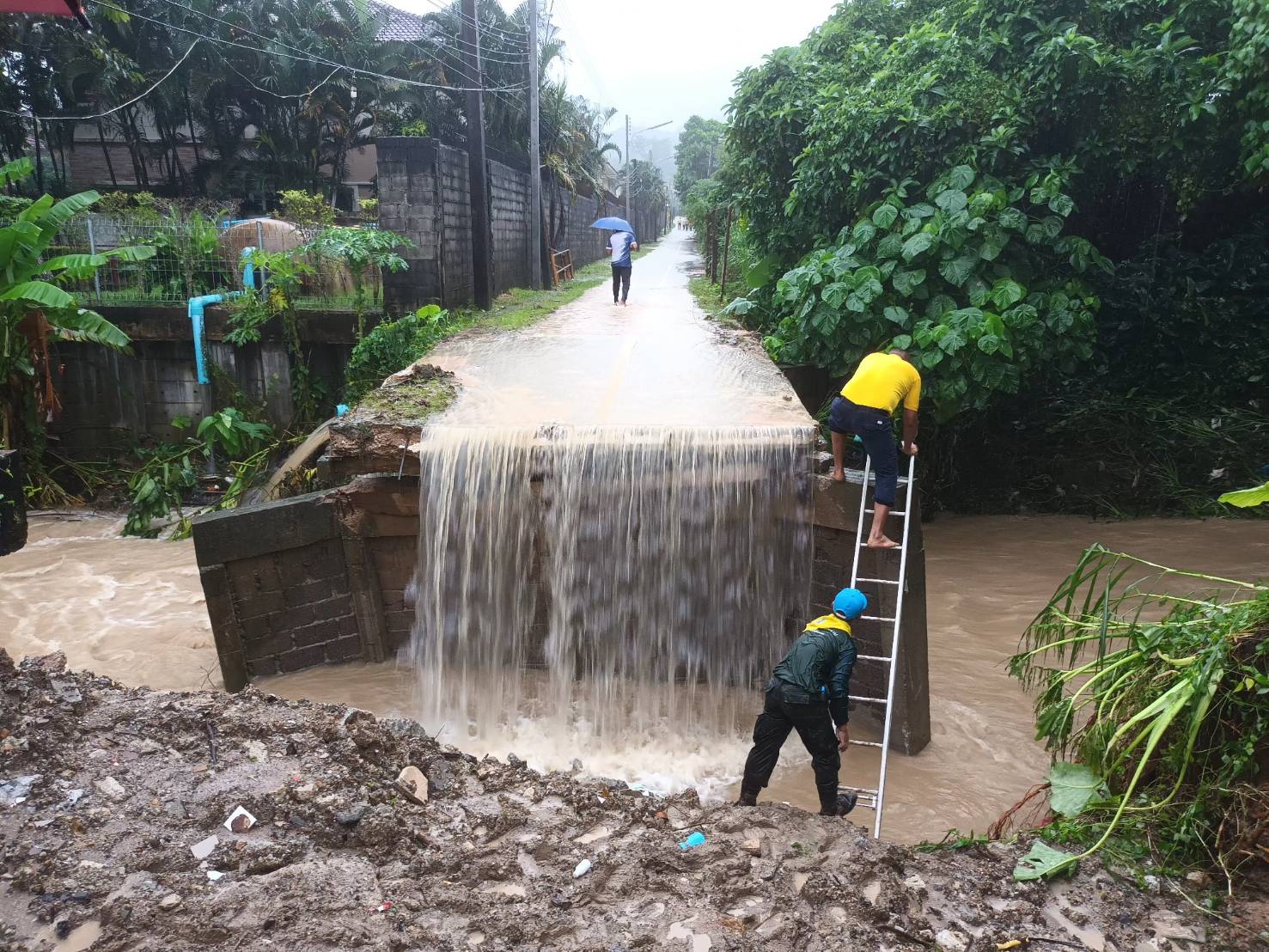 ภูเก็ตมวลน้ำทะลักทำ “สะพานคลองบางเหนียวดำ” ขาด กระทบชาวถลาง