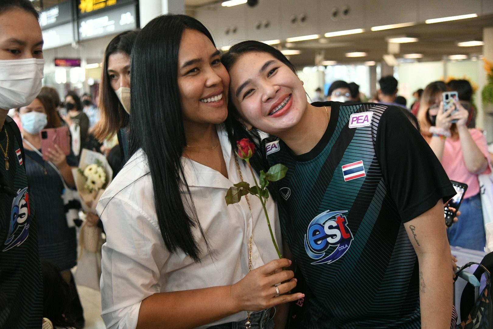 ทัพวอลเวย์บอลสาวไทย ถึงบ้าน แฟนๆ-รุ่นพี่ทีมชาติ ต้อนรับล้นหลาม