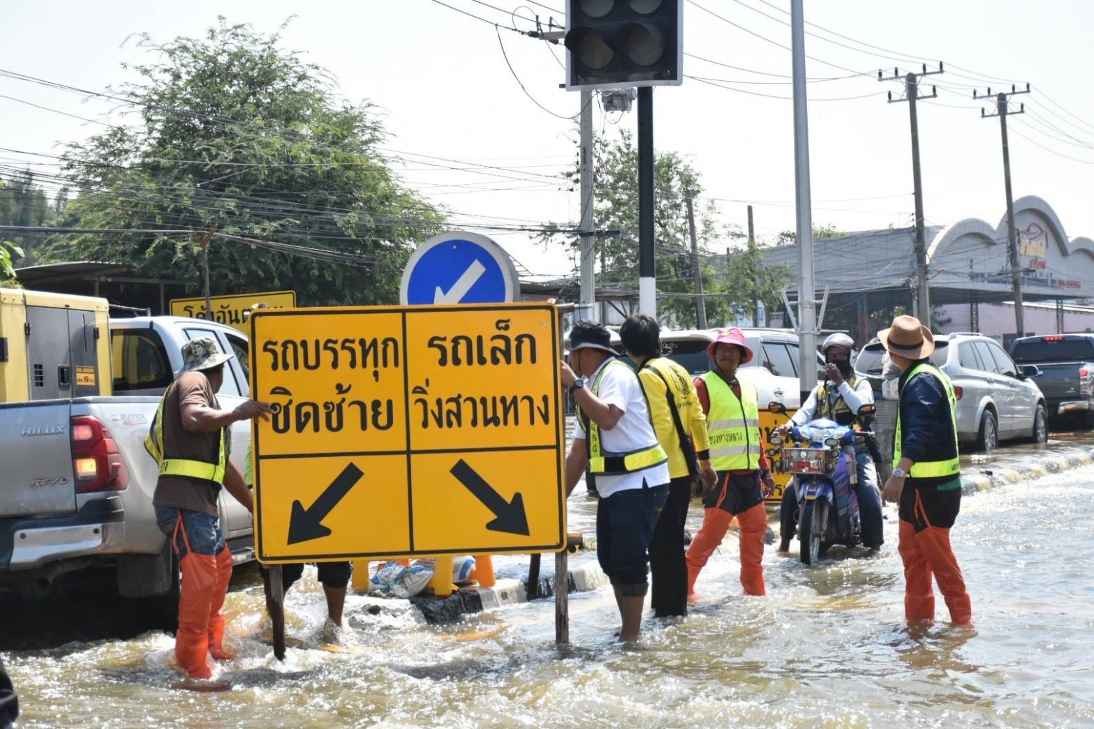 กรมทางหลวงเตรียมพร้อม 24 ชั่วโมง พบน้ำท่วม/ดินสไลด์ 9 จังหวัด 37 แห่ง