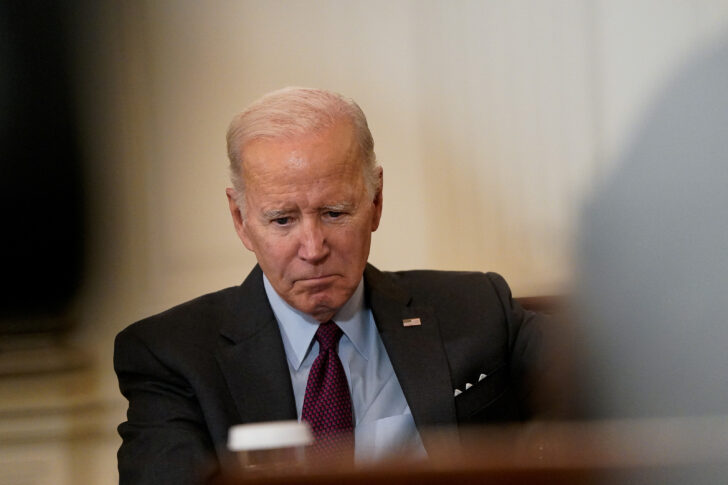 U.S. President Joe Biden and Vice President Kamala Harris attend a meeting at the White House ไบเดนเตือนวันโลกาวินาศนิวเคลียร์ ปูตินไม่ได้พูดเล่น