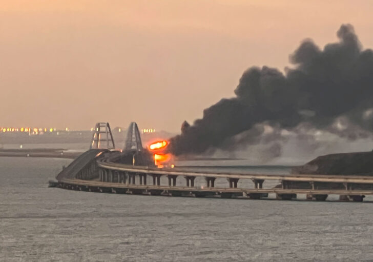 A view shows a fire on the Kerch bridge at sunrise in the Kerch Strait, Crimea เกิดเหตุระเบิดบนสะพานเชื่อมรัสเซีย-ไครเมีย