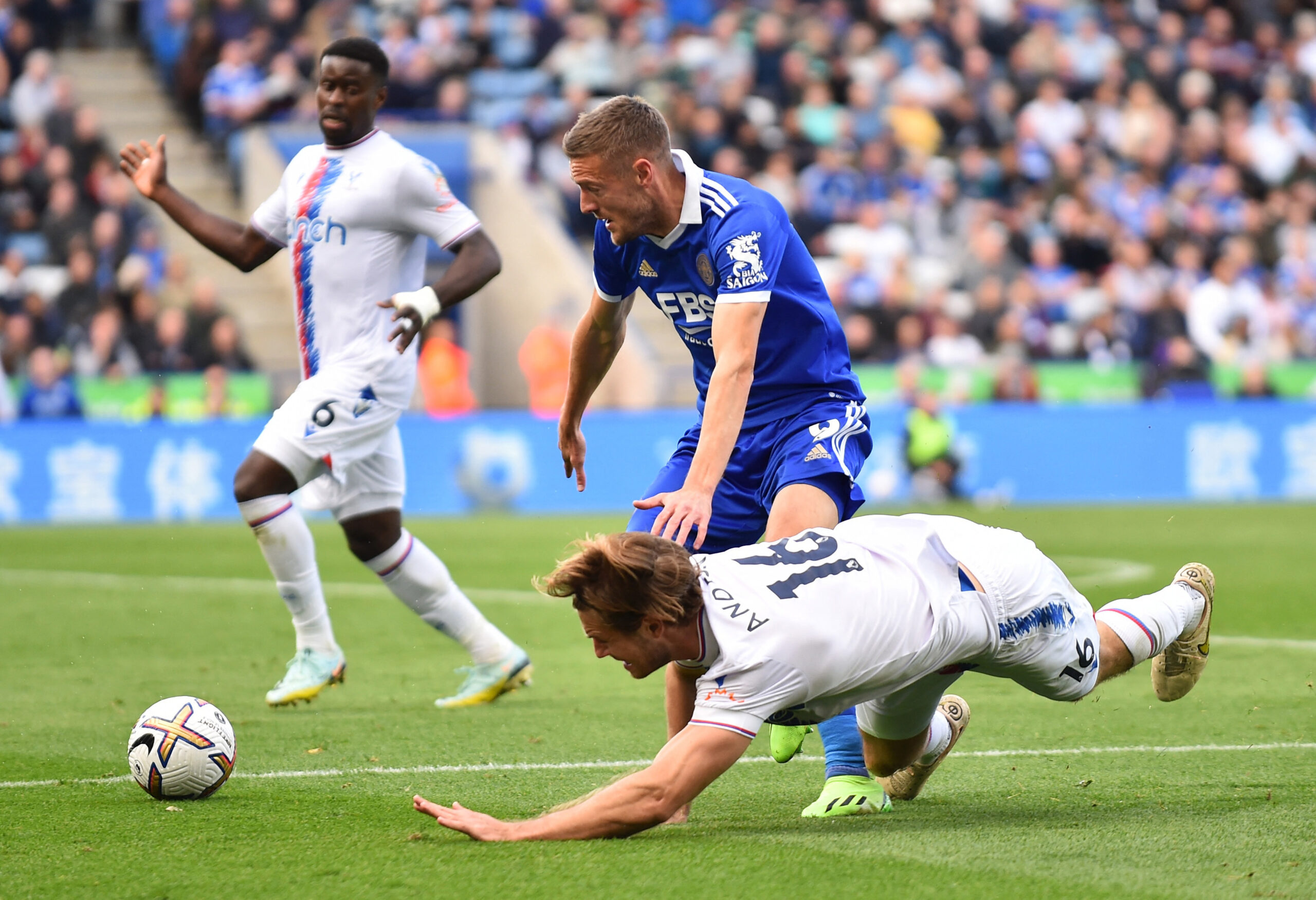 ผลบอลพรีเมียร์ลีก เลสเตอร์ เปิดบ้านเสมอ พาเลซ 0-0 รั้งอันดับรองบ๊วย