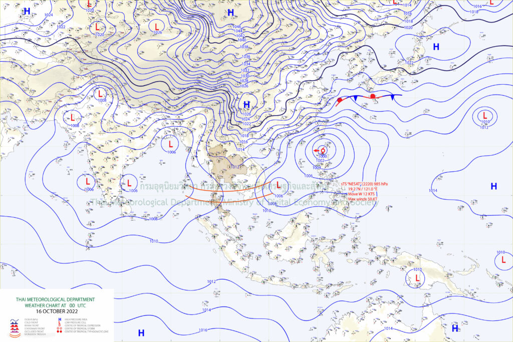 อธิบายแผนที่ : แผนที่อากาศผิวพื้นวันที่ 16 ตุลาคม 2565 เวลา 07.00 น. บริเวณความกดอากาศสูงหรือมวลอากาศเย็นกำลังค่อนข้างแรงจากประเทศจีนได้แผ่ลงมาปกคลุมบริเวณประเทศไทยตอนบนและทะเลจีนใต้แล้ว ประกอบกับร่องมรสุมพาดผ่านภาคใต้ตอนกลาง สำหรับพายุโซนร้อนกำลังแรงเนสาท (NESAT) บริเวณตอนบนของประเทศฟิลิปปินส์ มีทิศทางการเคลื่อนตัวไปทางทิศตะวันตก คาดว่าจะเคลื่อนลงสู่ทะเลจีนใต้ตอนบนในวันนี้