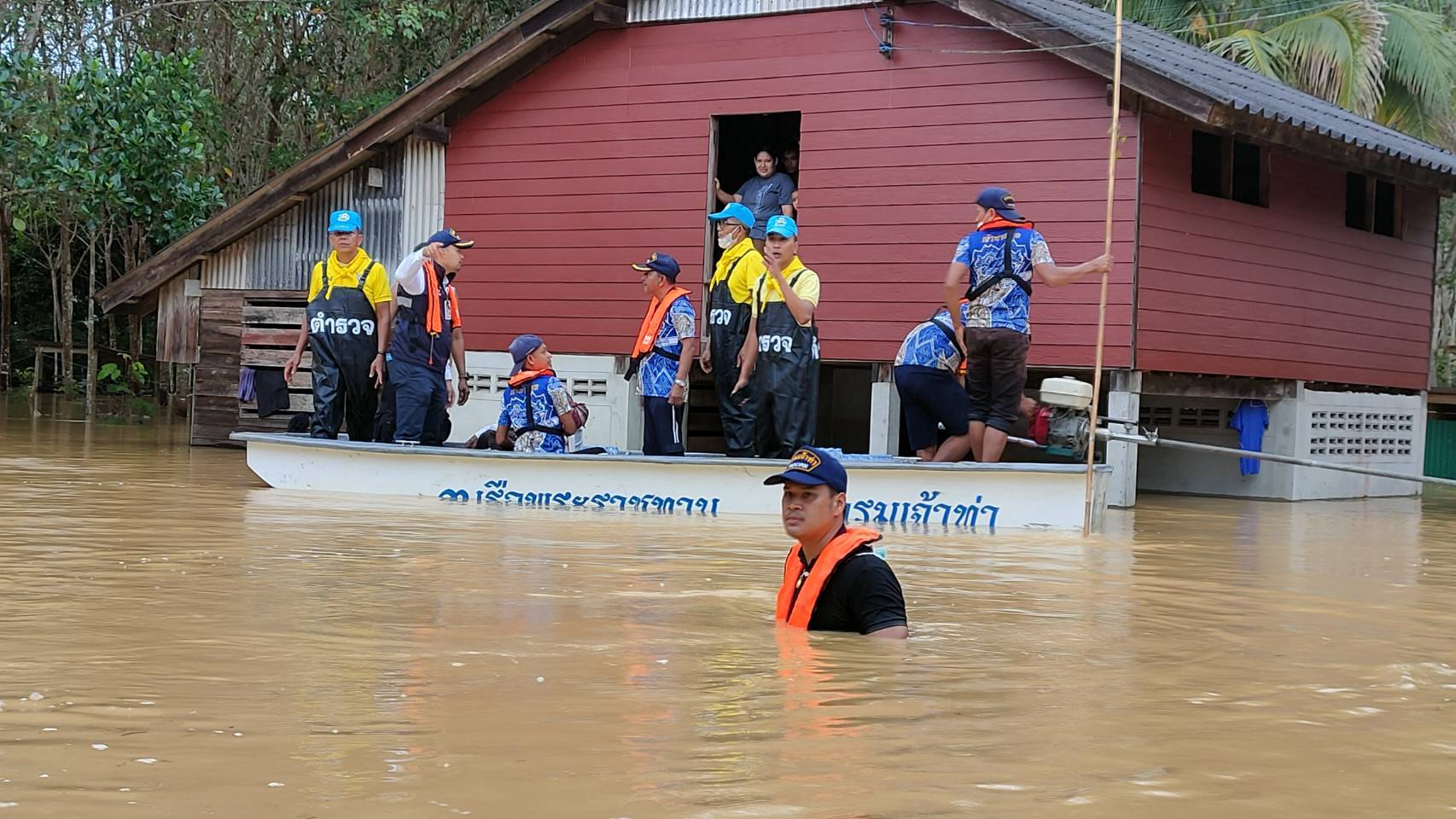 กรมเจ้าท่าระดมกำลังช่วยเหลือผู้ประสบเหตุอุทกภัยต่อเนื่อง