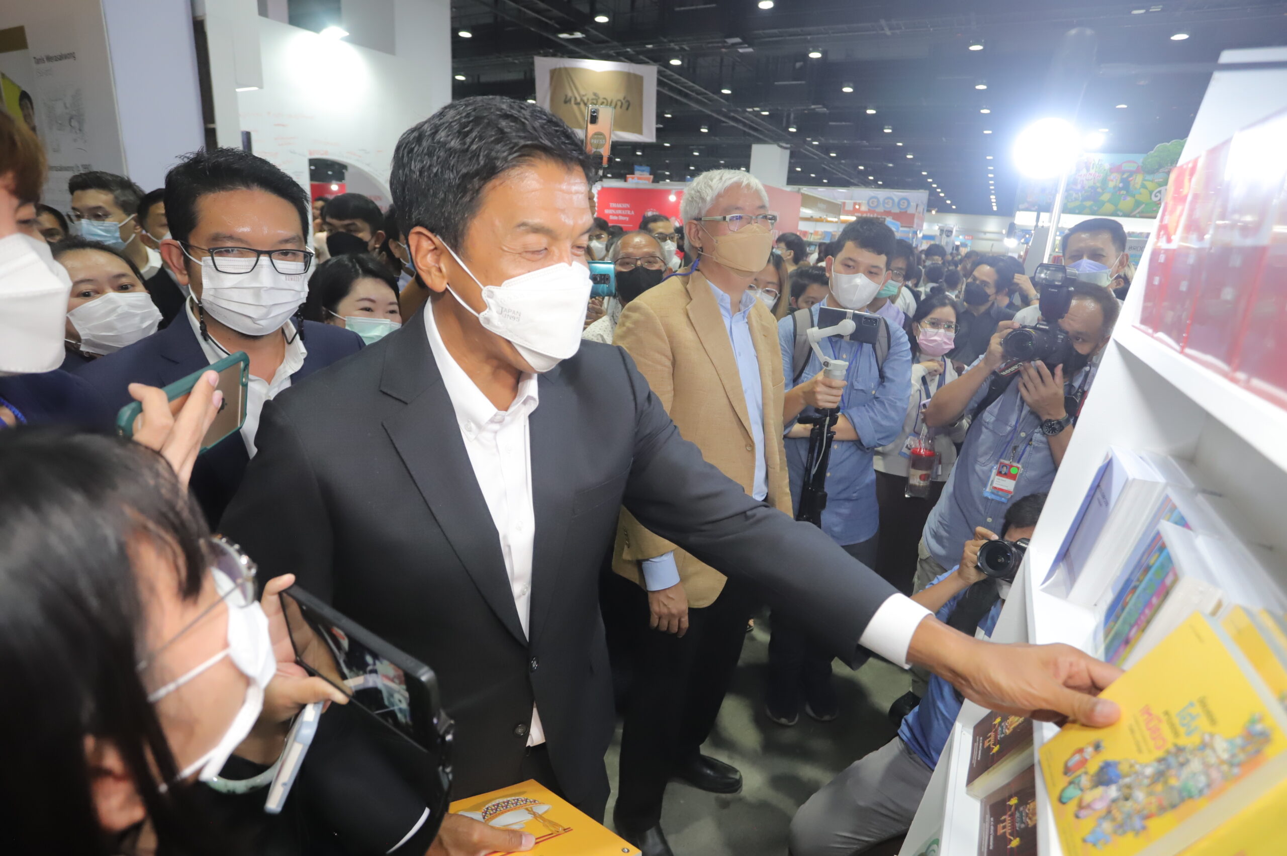 ชัชชาติ-อุ๊งอิ๊ง ช็อปหนังสือที่บูทมติชน ในงานมหกรรมหนังสือระดับชาติ ครั้งที่ 27