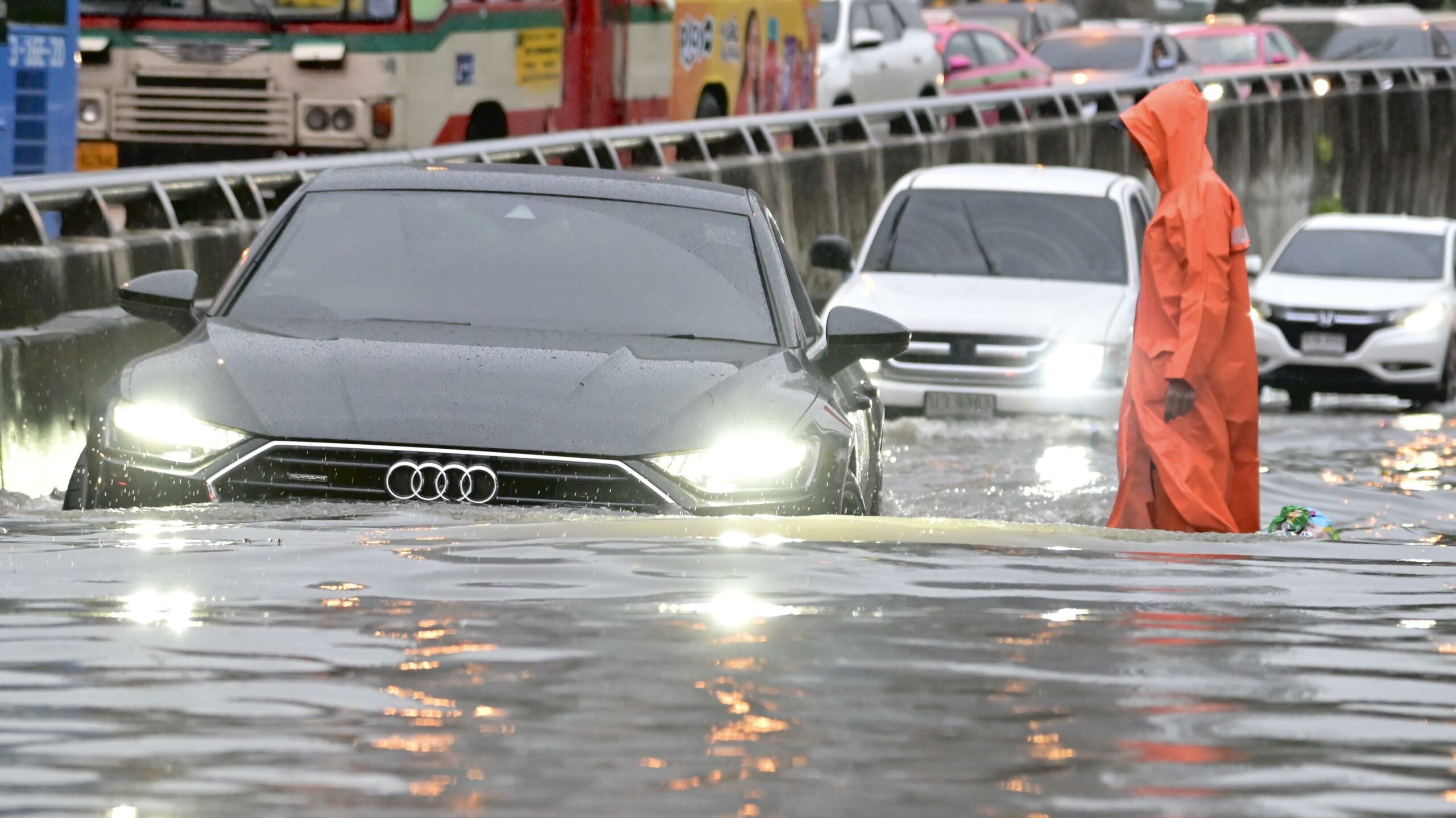 จับตา 7-10 ตุลาคม ฝนตกหนัก กทม.-ปริมณฑล ผู้ว่าฯ เตือน “เจอของจริง”