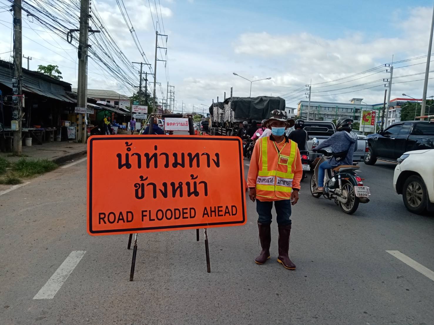 มหาสารคาม เร่งป้องกันเมือง เตรียมรับมวลน้ำชีก้อนใหญ่ 3-5 วันนี้