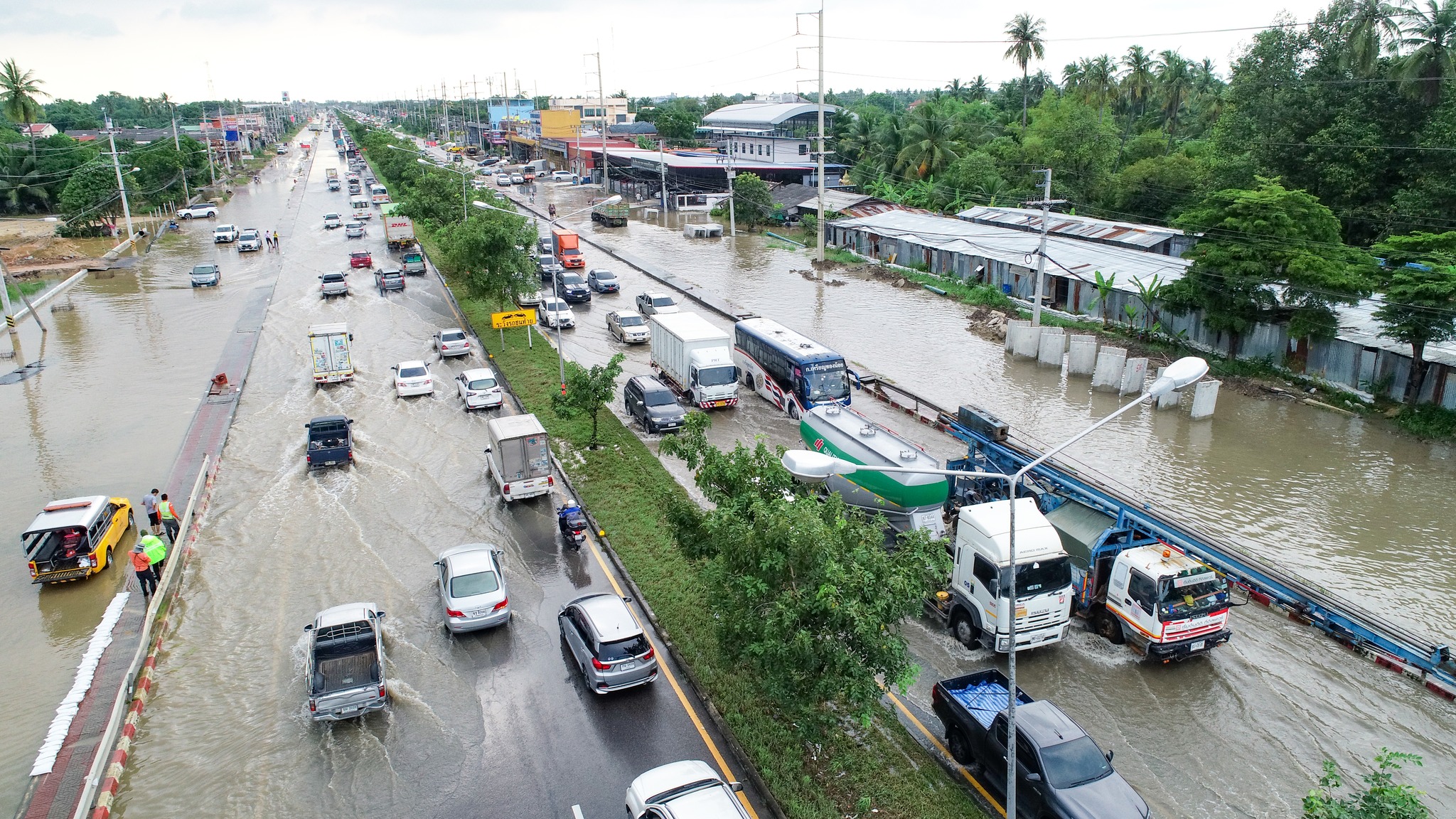 น้ำท่วมนครปฐม ถนนสายหลัก-สายรอง เข้ากรุงเทพฯ จราจรติดขัด