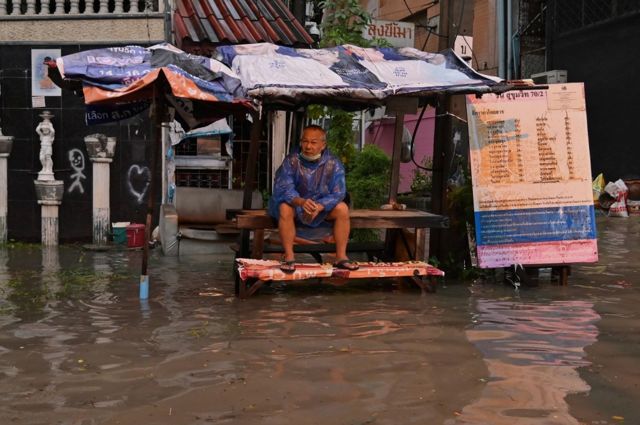 สภาพน้ำท่วมขังที่ ถ.สุขุมวิท 70 เมื่อ 3 ต.ค. 2565
