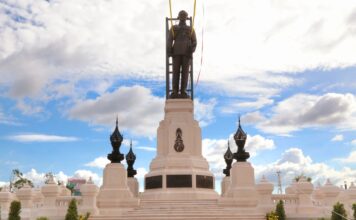 พระบรมรูป รัชกาลที่ 9 อนุสาวรีย์ บริเวณ นางเลิ้ง