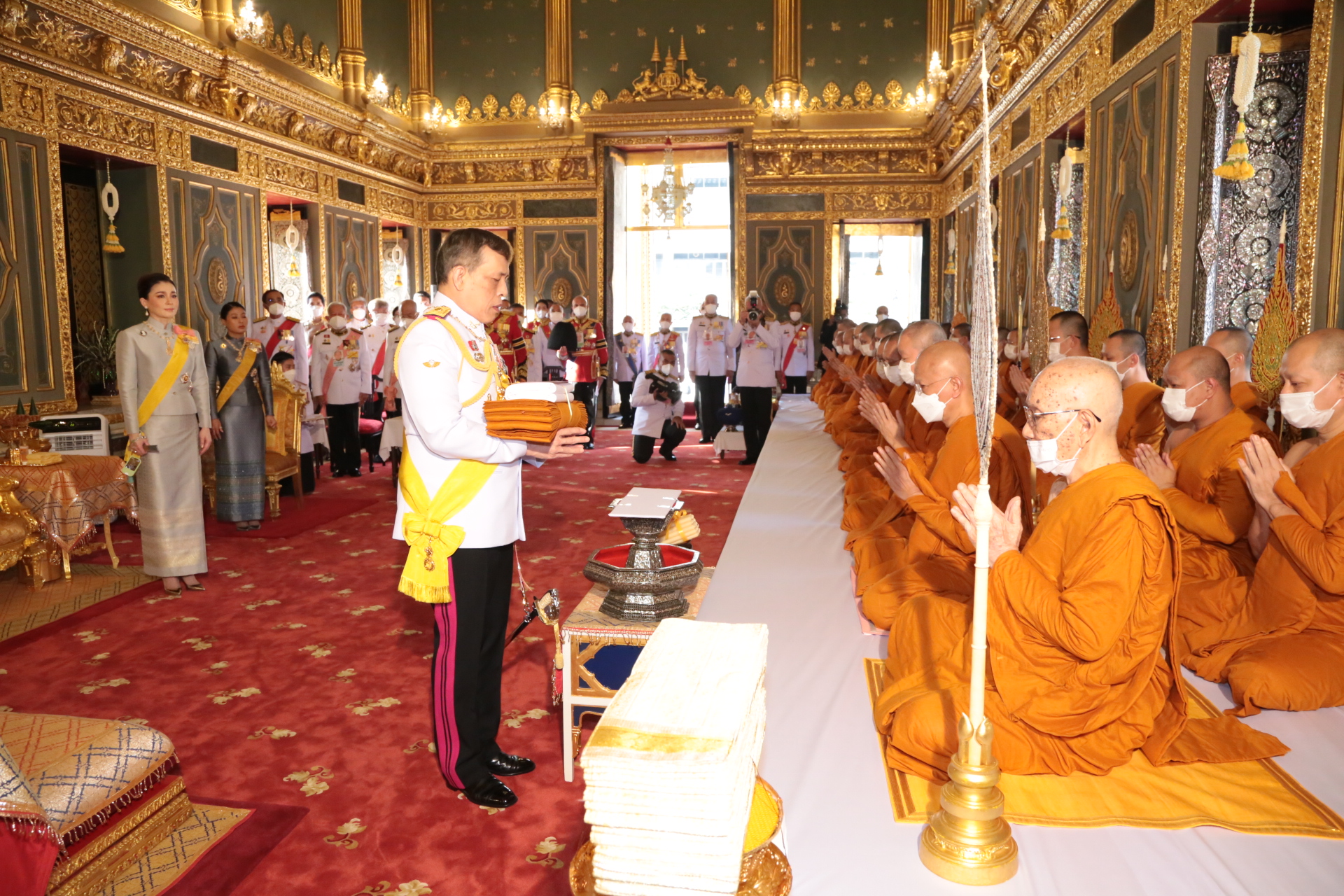 ในหลวง พระราชินี เสด็จฯ ถวายผ้าพระกฐิน วัดราชบพิธ และวัดพระเชตุพน