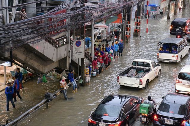 น้ำท่วมขังผิวการจราจร ถ.พหลโยธิน ด้านหน้าห้างเซ็นทรัลลาดพร้า ทำให้แรงงานและผู้ใช้รถใช้ถนนสัญจรอย่างลำบาก เมื่อ 3 ต.ค. 2565