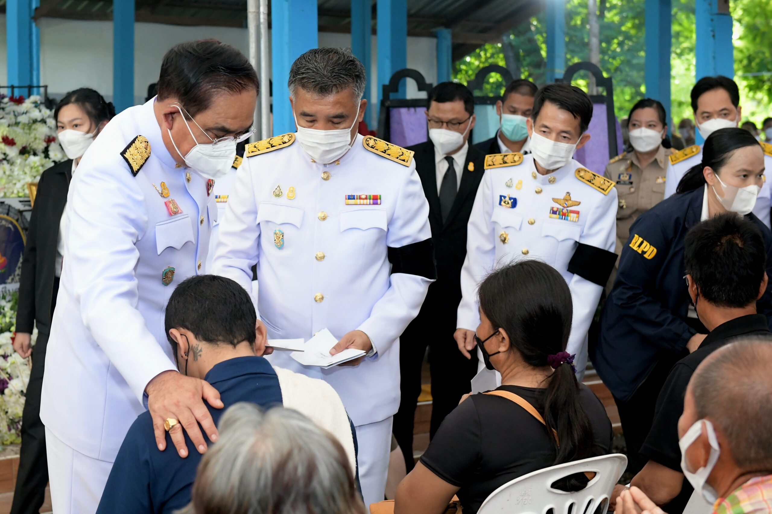 ประยุทธ์ ฟังสวดพระอภิธรรม-มอบเงินเยียวยาเหยื่อหนองบัวลำภู