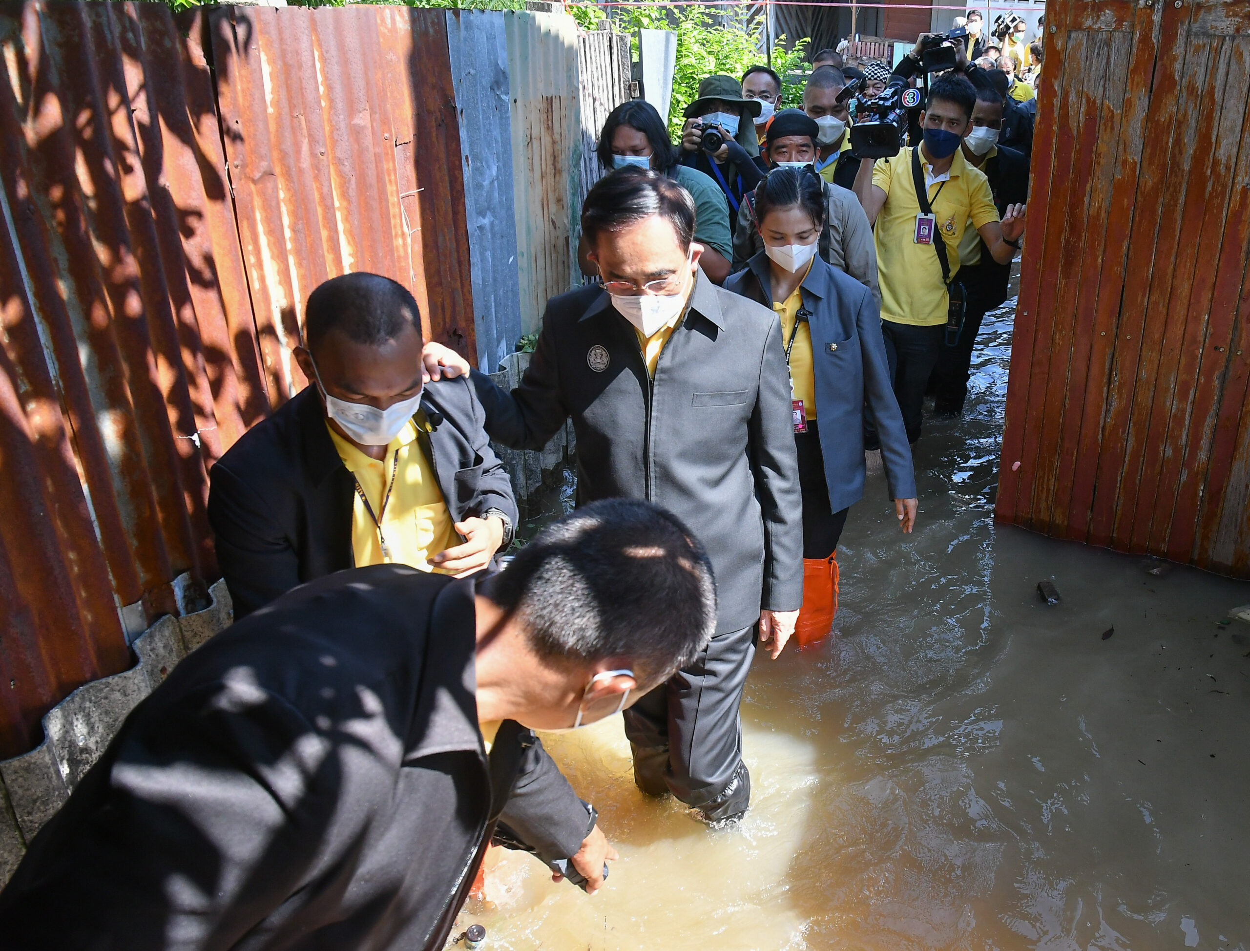 ประยุทธ์ลงพื้นที่น้ำท่วมนนทบุรี ขอประชาชนปรับตัว-เรียนรู้อยู่กับน้ำ