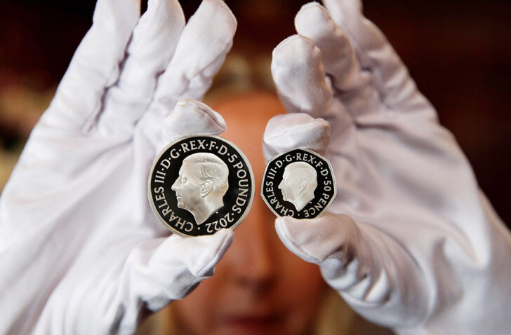 The official coin effigy of Britain’s King Charles III is seen on a £5 crown and 50 pence coin, unveiled by The Royal Mint, in London คิงชาร์ลส์ที่ 3