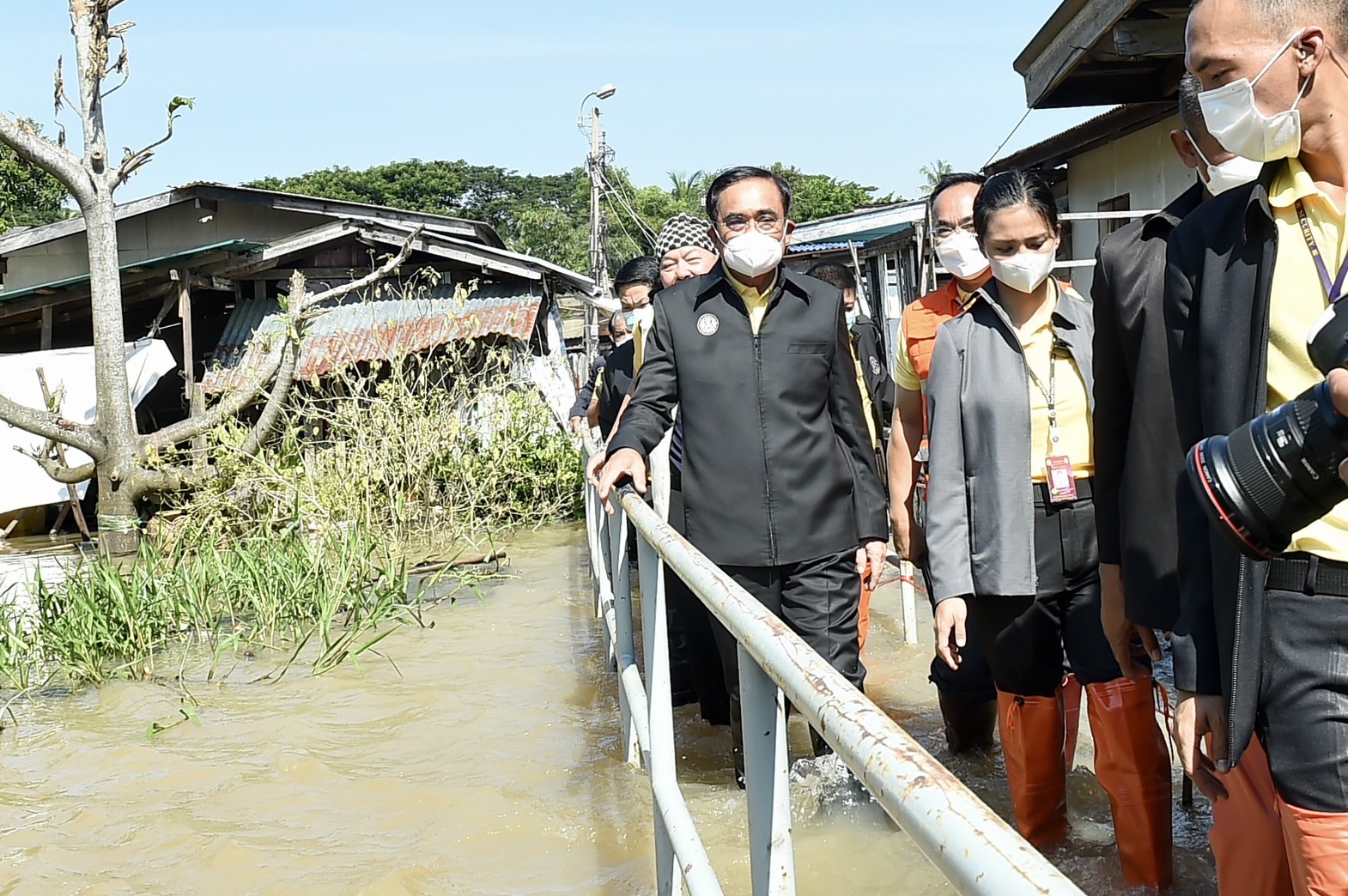ประยุทธ์ ตรวจน้ำท่วมนนทบุรี ยืนยันรัฐบาลช่วยอย่างทั่วถึง