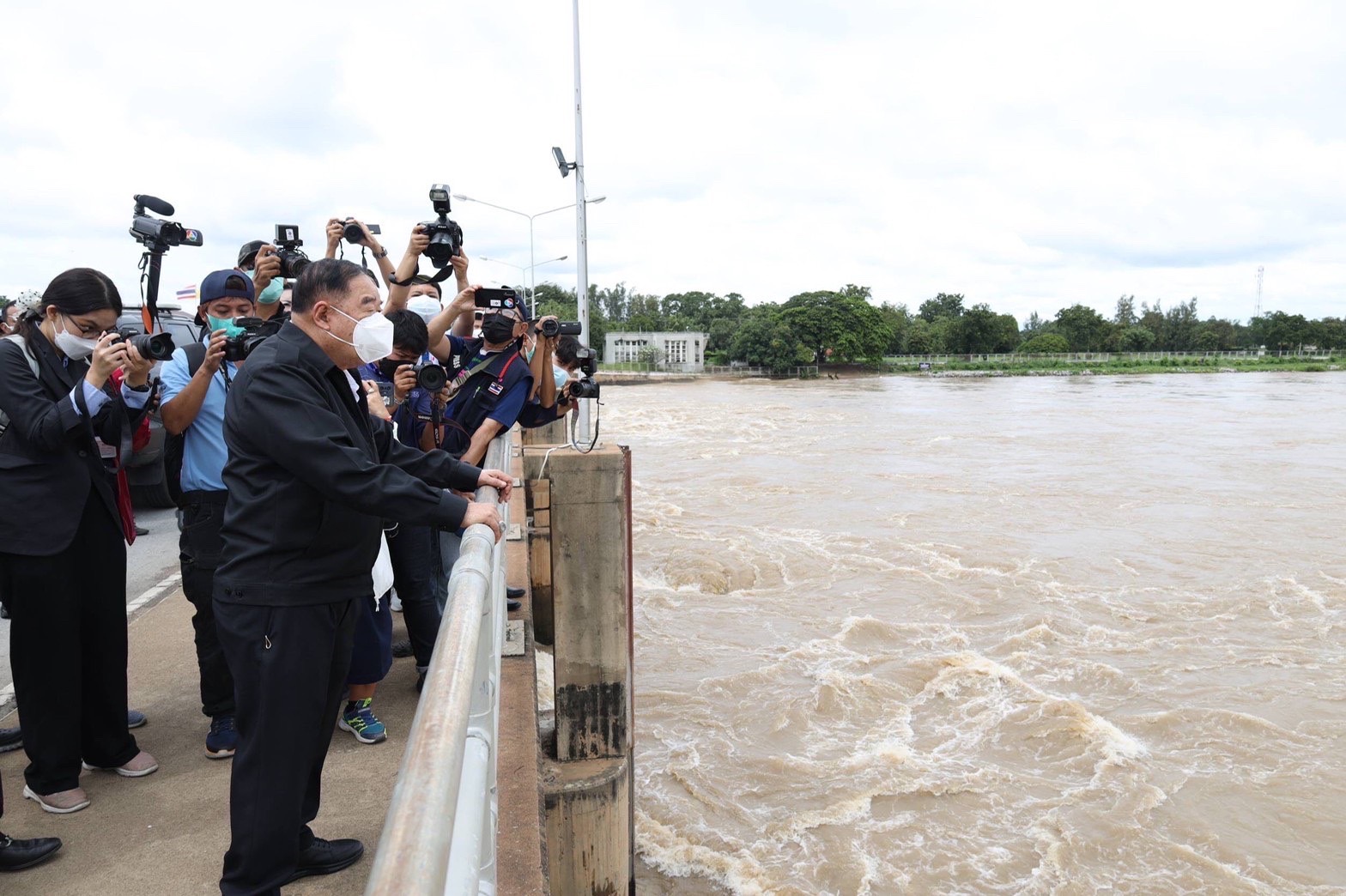 ประวิตร สั่งเตรียม 10 ทุ่งรับน้ำเหนือ คุมน้ำไหลผ่านเจ้าพระยาไม่เกิน 2,700 ลบ.ม./วินาที