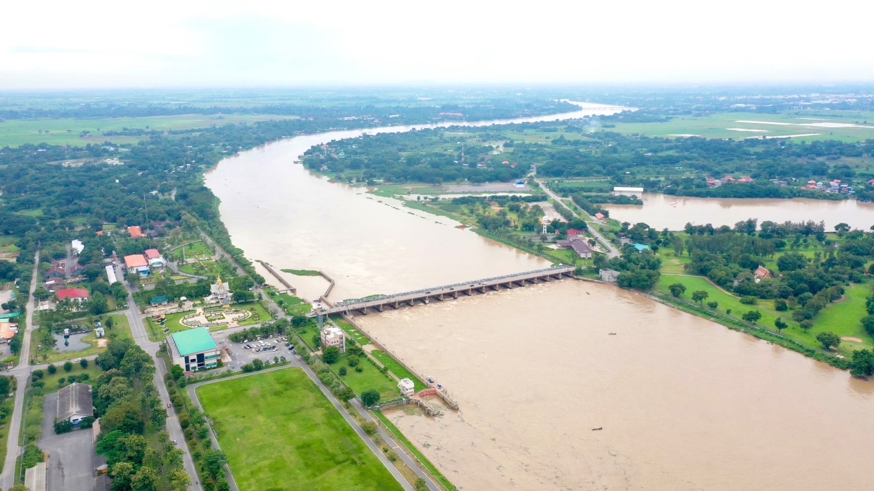 ประท้วงปิดถนนผักไห่-บางบาล อยุธยา กดดันกรมชลฯเปิดประตูระบายน้ำ