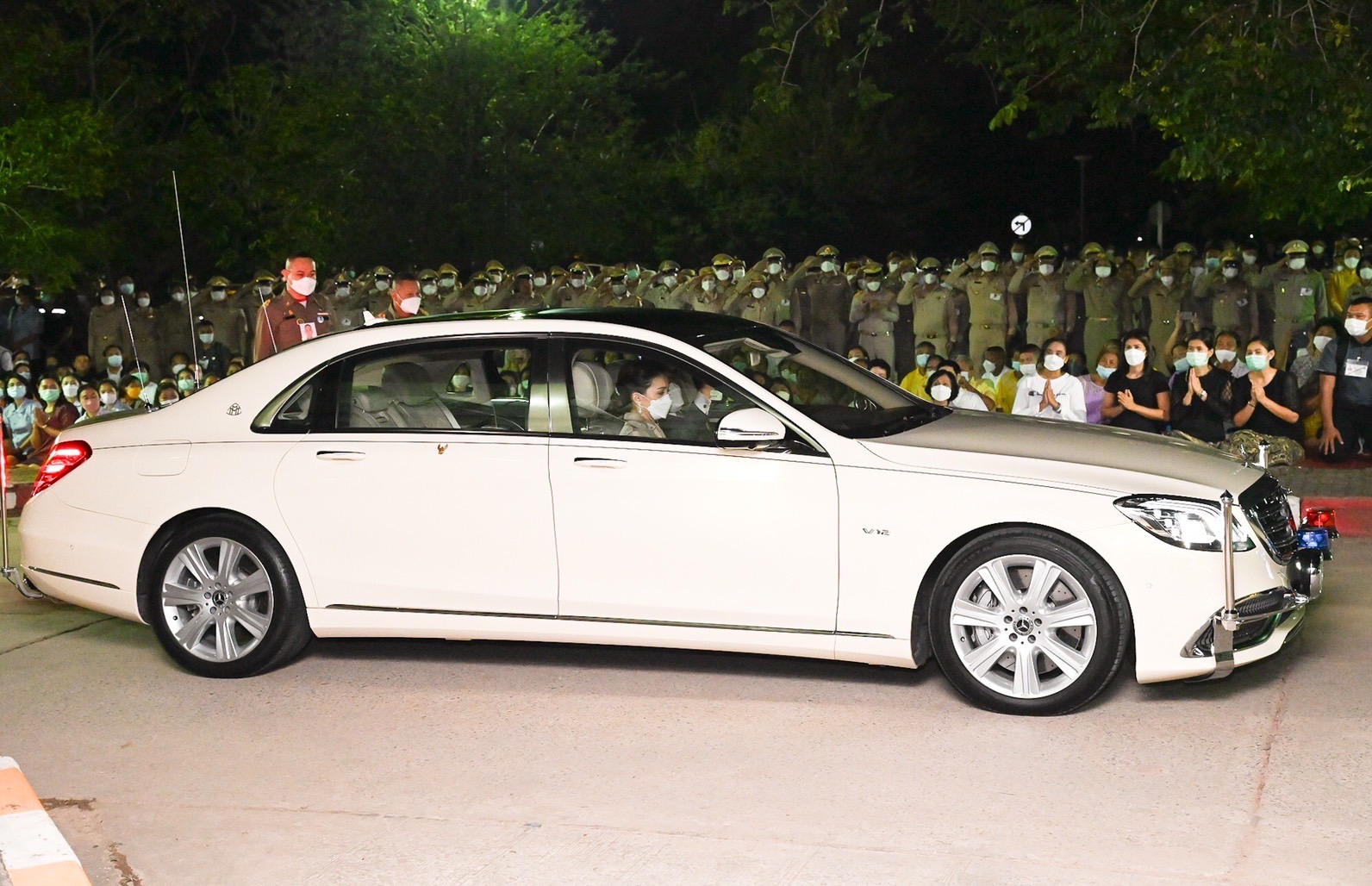พระราชินี ถวายการขับรถยนต์พระที่นั่ง ในหลวงเสด็จฯเยี่ยมผู้บาดเจ็บ จ.หนองบัวลำภู