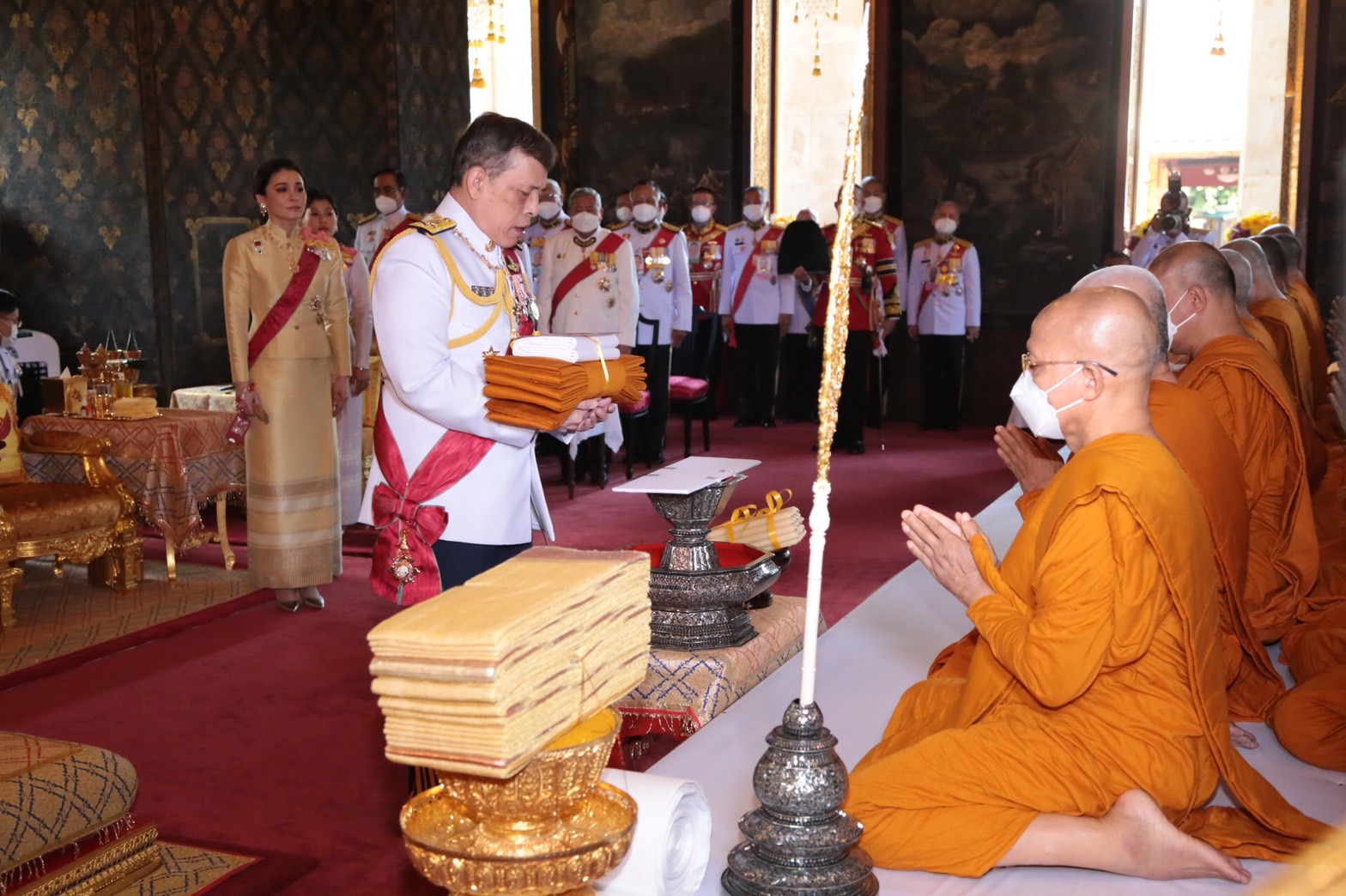 ในหลวง พระราชินี เสด็จฯ ถวายผ้าพระกฐิน วัดบวรนิเวศวิหาร และวัดมกุฏกษัตริยาราม