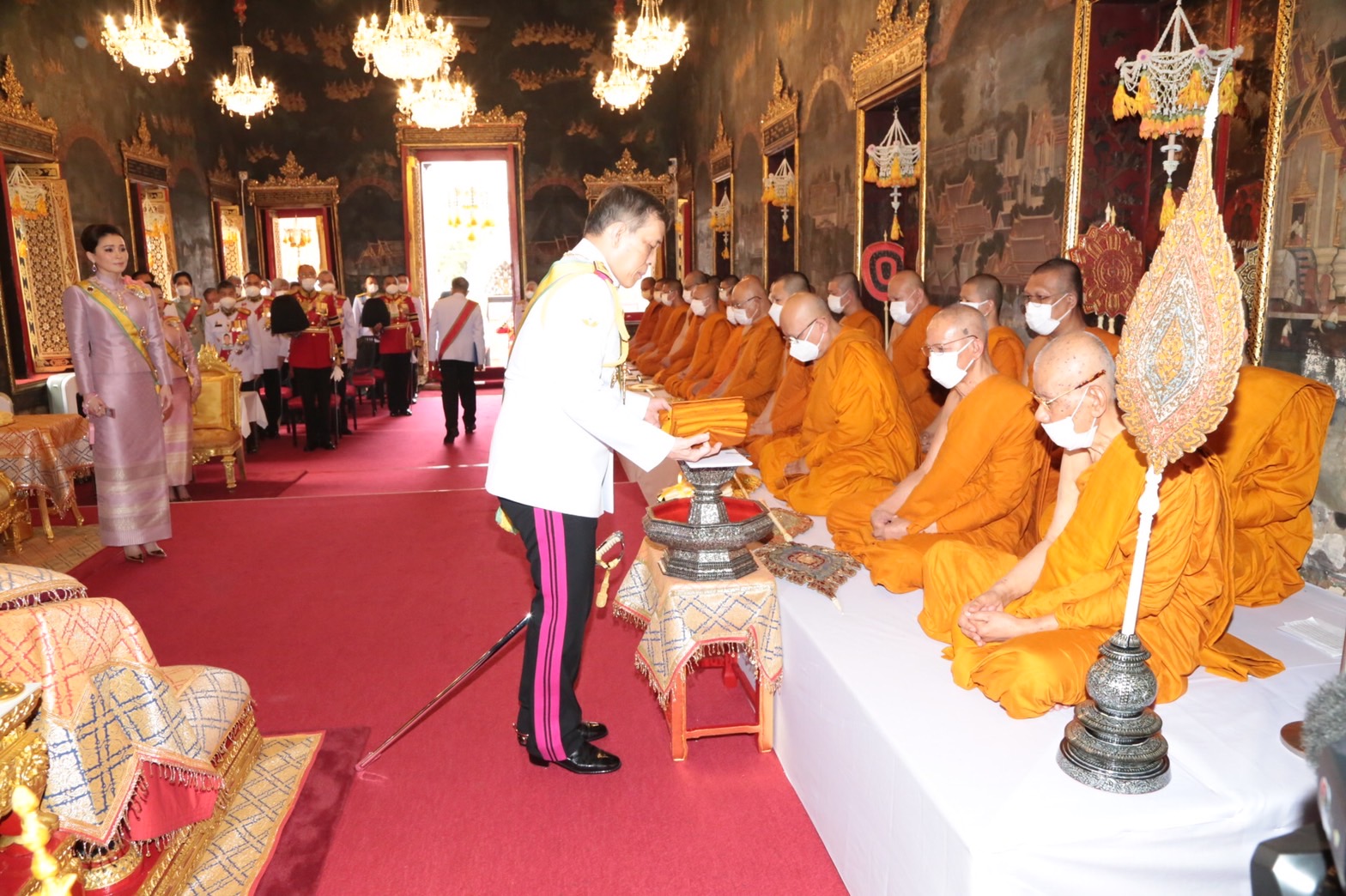 ในหลวง พระราชินี เสด็จฯ ถวายผ้าพระกฐิน วัดราชประดิษฐฯ และวัดอรุณราชวราราม